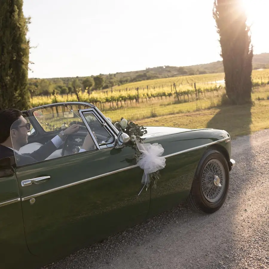 Sposi a bordo della MG B tra i vigneti