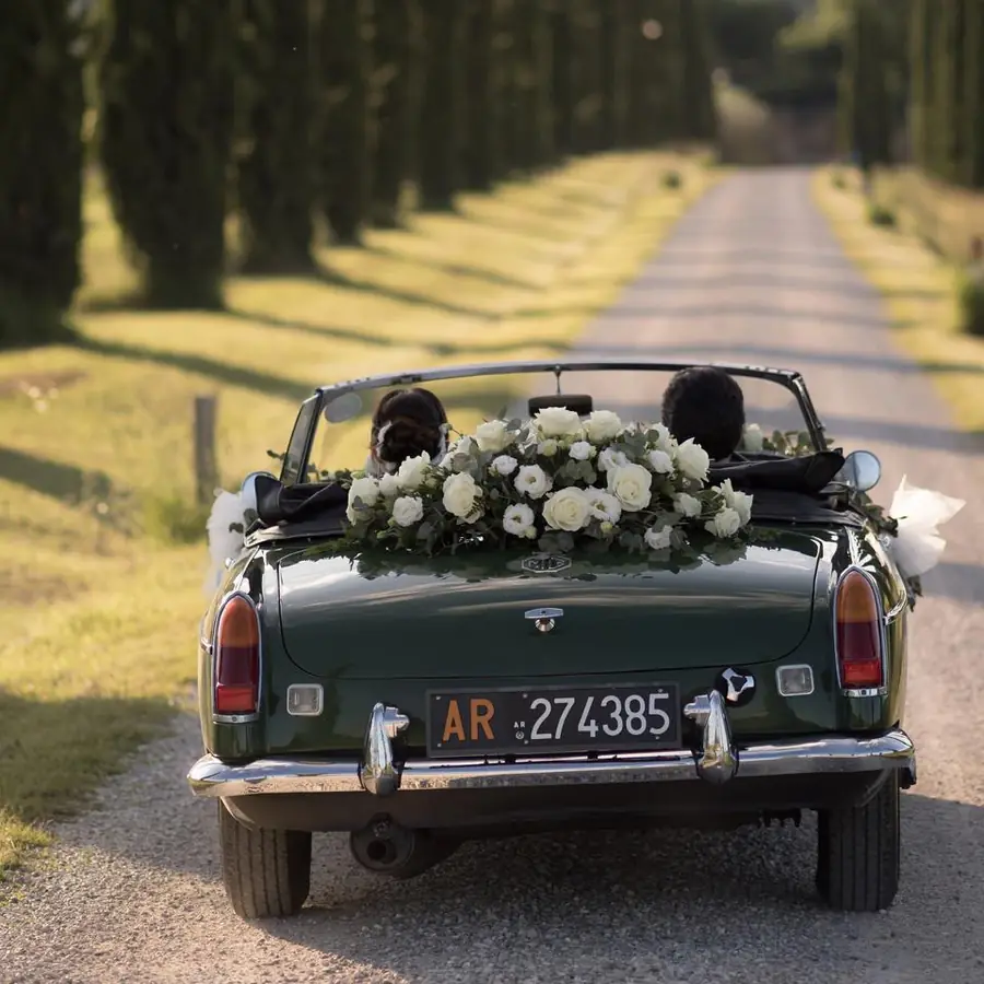 Retro dell'auto con composizione floreale bianca